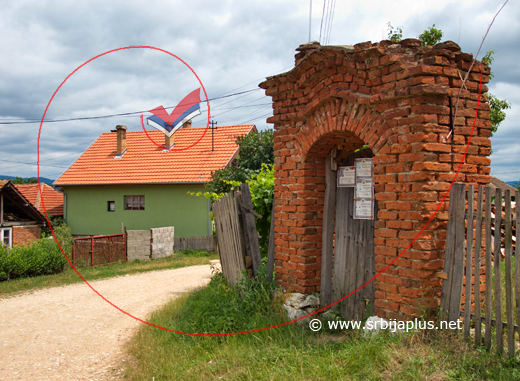 Jedna zidana kapija ispred lepe seoske kuće, Izvarica, Žagubica