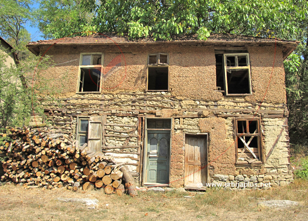 Seoska kuća od lomljenog crepa, Jalovik Izvor, Knjaževac