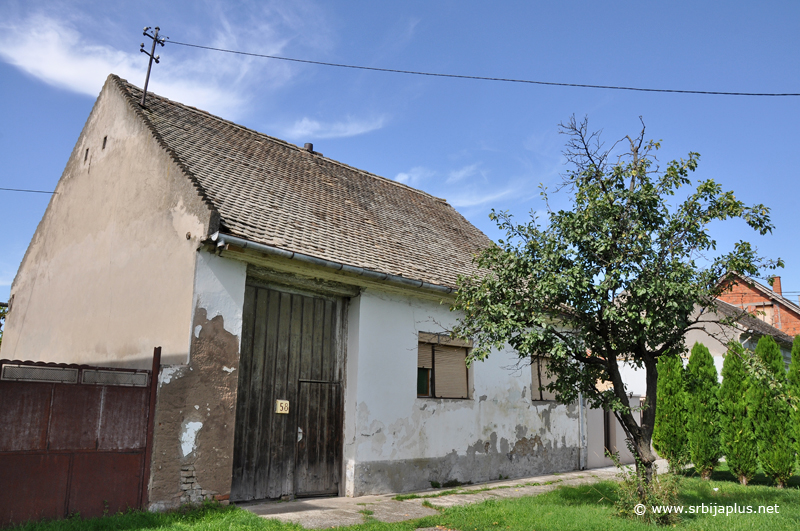 Kačarevo - Kapija na ulazu u dvorište