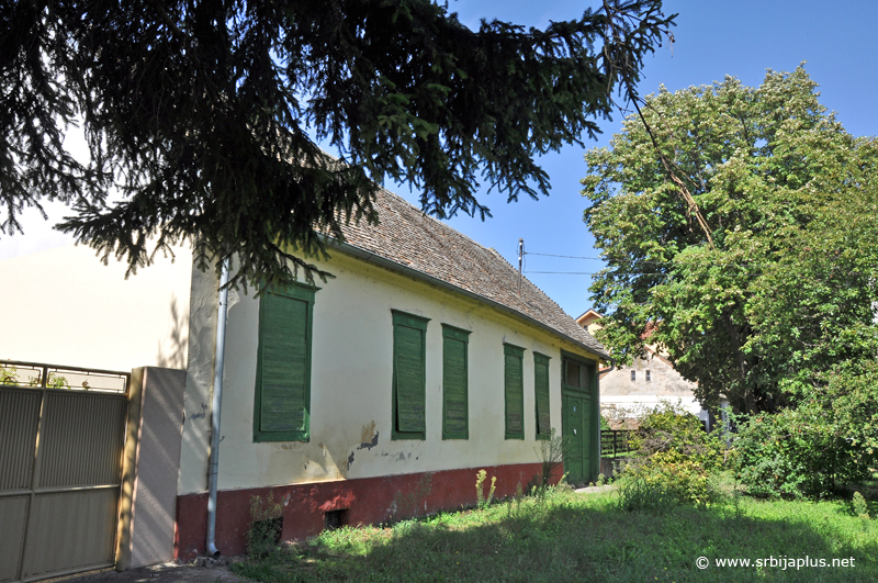 Kačarevo - Kapija kao deo kuće
