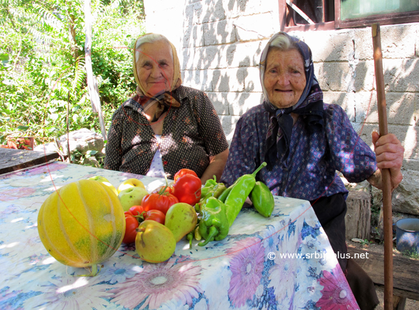 Starije meštanke na povratku iz bašte, Kandalica, Knjaževac
