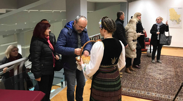 Tradicionalni doček gostiju pred otvaranje izložbe I ovo je Srbija: pogača i so