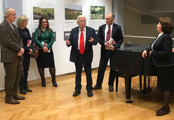 Prof. dr Miloš Đuran - dopisni član SANU, upravnik Centra za naučnoistraživački rad SANU i Univerziteta u Kragujevcu, gospođe Vera Batina i Ljiljana Perović - SANU, akademik Dragan Škorić, prof. Dragan Bataveljić i prof. Miroslava Petrović Torgašev - prorektor Univerziteta u Kragujevcu 