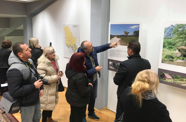 Otvaranju izložbe 'I ovo je Srbija' prisustvala su i lica sa oštećenim sluhom