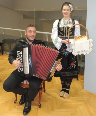Svečano otvaranje izložbe 'I ovo je Srbija' uveličao je Miloš Kostić, student treće godine Odseka za muzičku umetnost Filološko-umetničkog fakulteta
