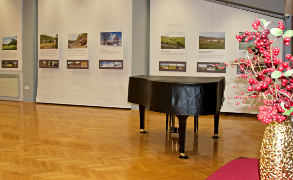 Svečani ambijent Univerzitetske galerije u Kragujevcu u kome je održana izložba 'I ovo je Srbija'