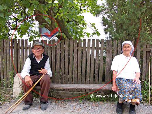 Na klupi ispred dvorišta, Krepoljin, Žagubica