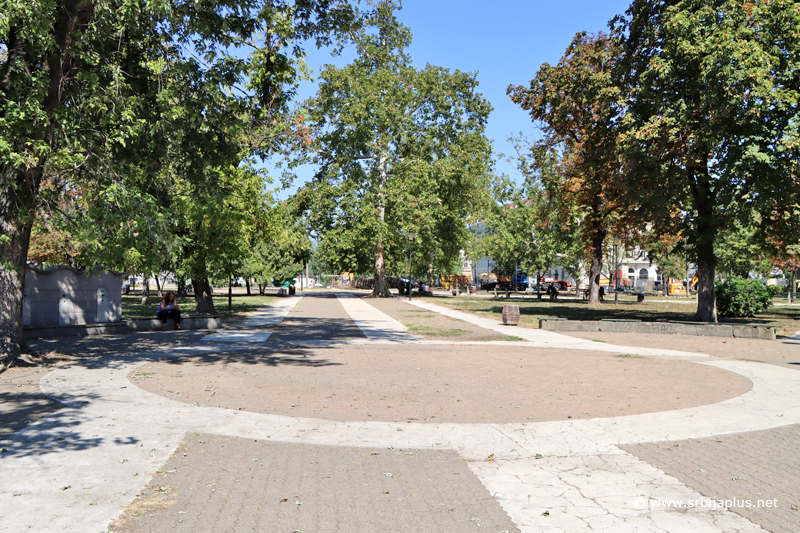 Železnička stanica je zatvorena, Beogradska i Lastina stanica su uklonjene, a park je zapušten