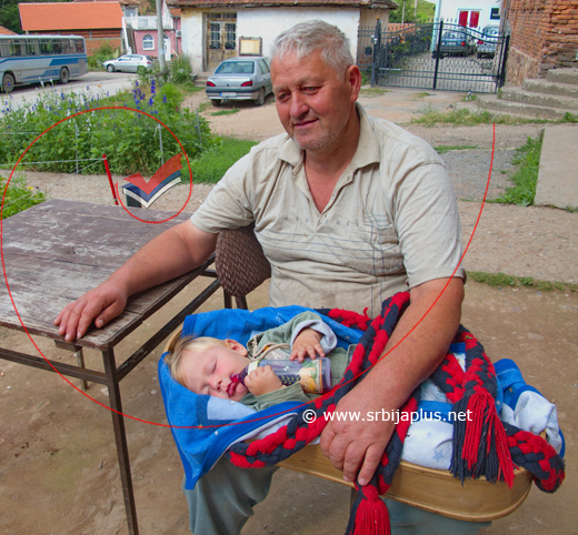 Deda i unuk u staroj, tradicionalnoj kolevci, Krupaja, Žagubica