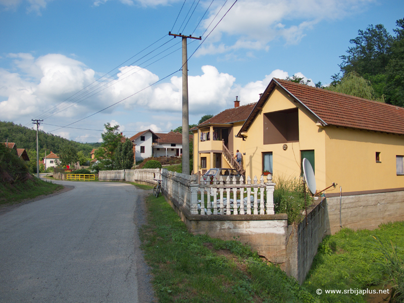Seoske kuće kraj glavnog puta, Krupaja, Žagubica
