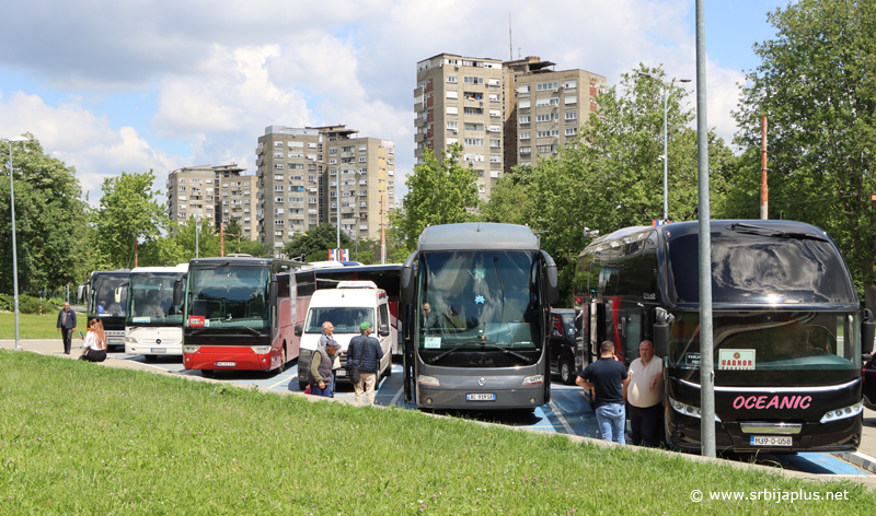 Autobusi ispred Muzeja Jugoslavije sa registracijama svih bivših republika i pokrajina