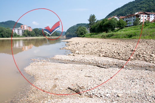 Letnji dan na obali Drine s pogledom na dva Zvornika