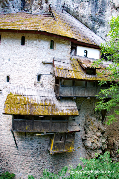 Manastir Crna reka - Drvene terase na fasadi manastira