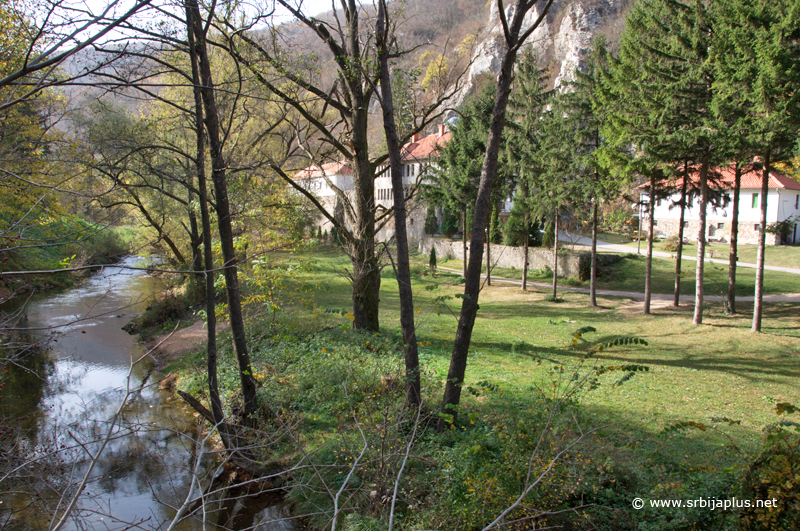 Manastir Gornjak nalazi se na zaravni pored reke Mlave