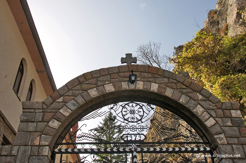 Kapija manastira Gornjak