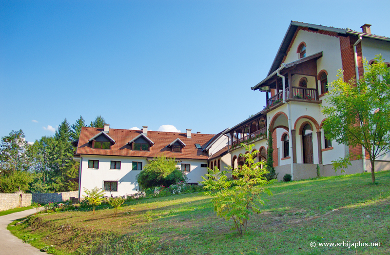 Manastirsko dvorište i novi konaci manastira Klisura, Dobrače, Arilje