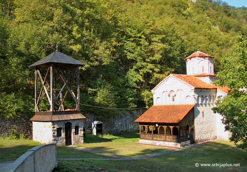 Pogled na manastirsku crkvu i zvonaru, manastir Klisura, Dobrače, Arilje