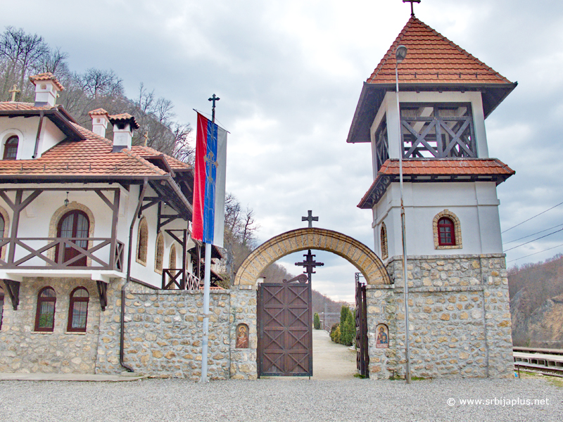 Manastir Kumanica - manastirska kapija
