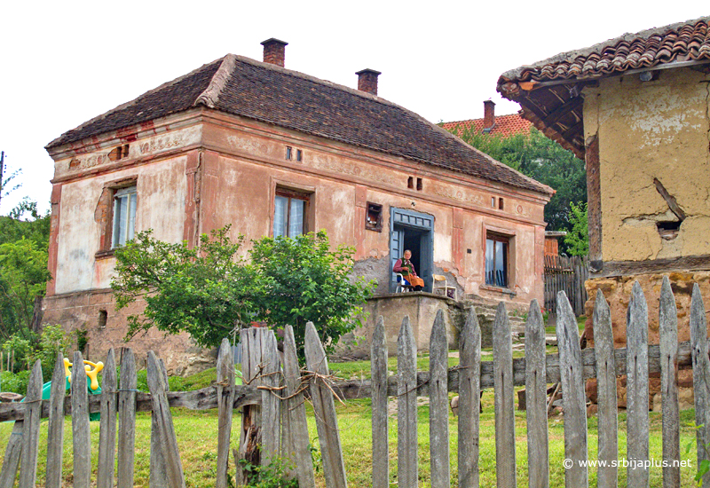 Seosko dvorište s predratnom kućom, Milanovac, Žagubica