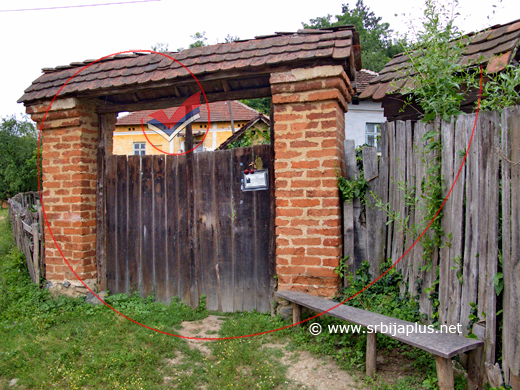 Kapija, klupa i kuća u dvorištu, Milatovac, Žagubica