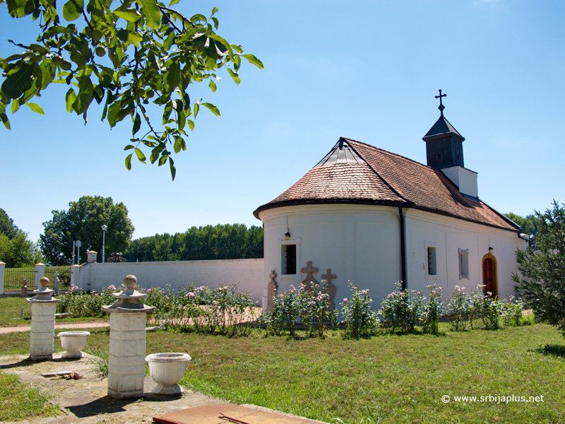 Dvorište kapele Manastir u Novom Bečeju