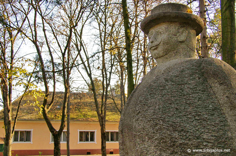 Opovo - Spomenik banatskom Lali u Gradskom parku