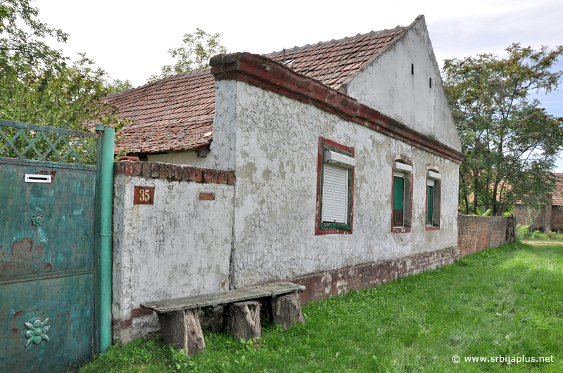 Orlovat - Lepa starija kuća, s klupom na sokaku