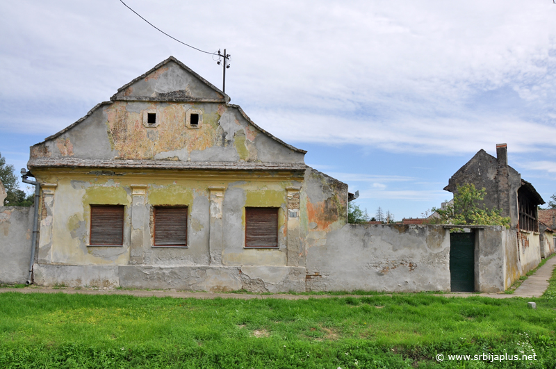 Village house with granary in Orlovat