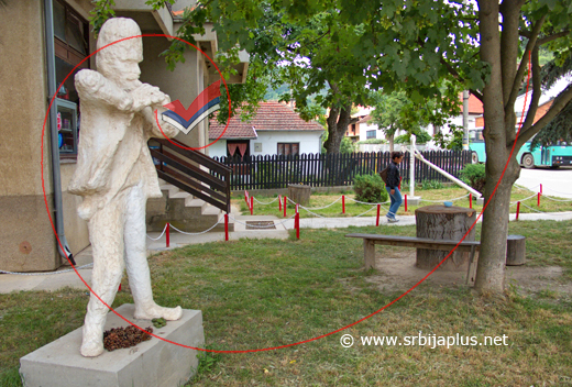 Skulptura frulaša u narodnoj nošnji, Osanica, Žagubica