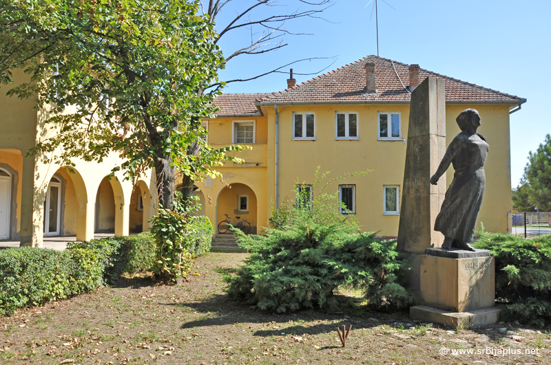 Perlez - Zadružni dom i spomenik žrtvama iz Drugog svetskog rata