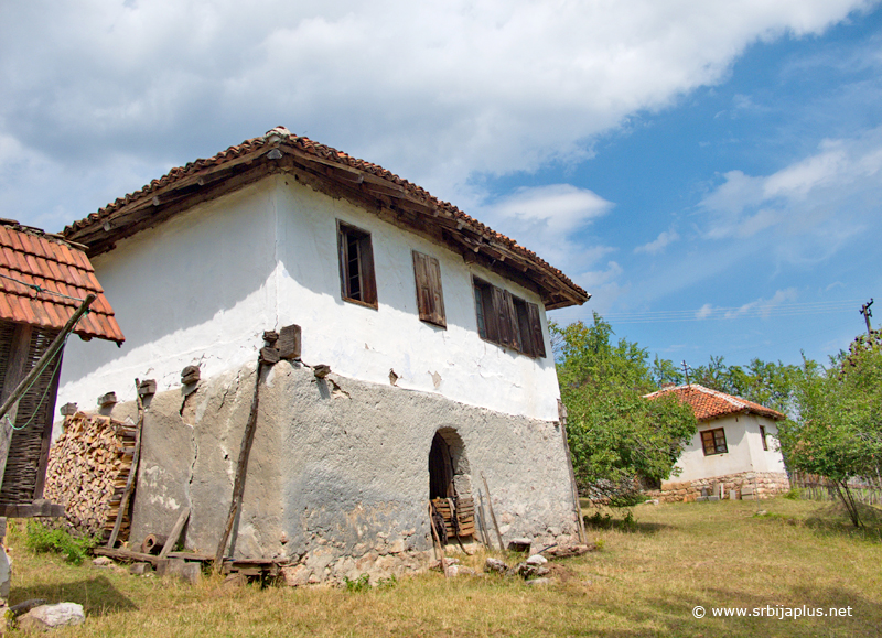 Seosko dvorište na putu za Klokoč i vrh Pogled, Arilje