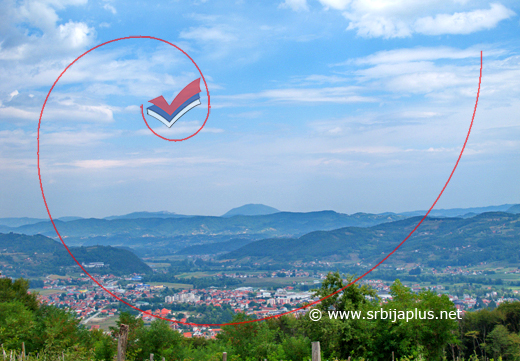 Pogled s vrha na delove sela, Arilje i dalje prema Požegi i Guči, Arilje