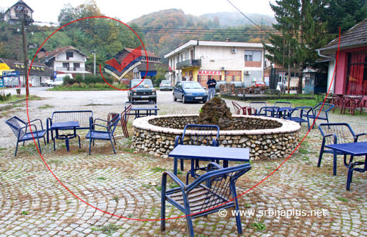 Fontana i bašta seoske kafane u centru Radalja, izgrađeni od radaljskog granita, Mali Zvornik