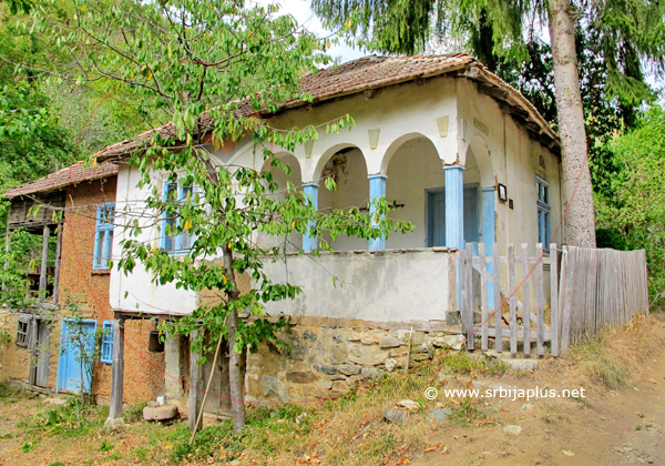 Repušnica, kuća s tremom