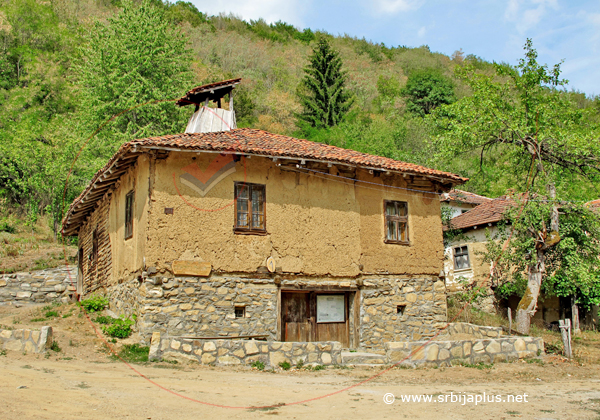 Repušnica, kuća u centru sela
