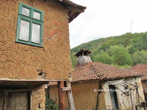 Repušnica, fasada kuće obložena lomljenim crepom