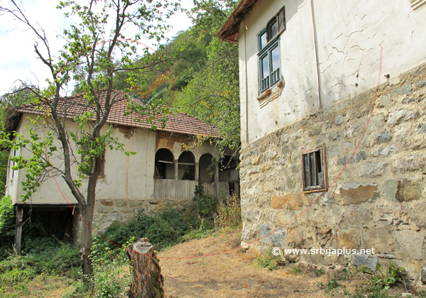 Repušnica, kuća s velikim tremom
