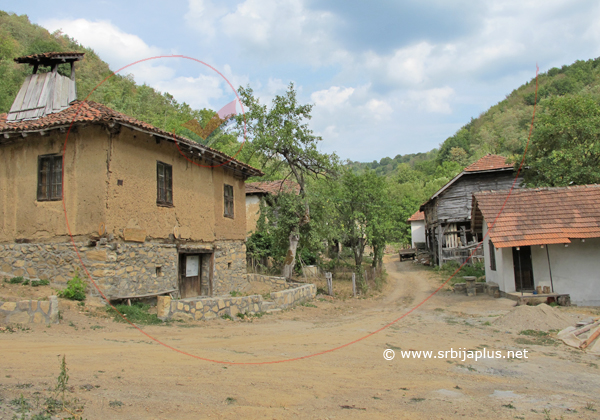 Repušnica, centar sela