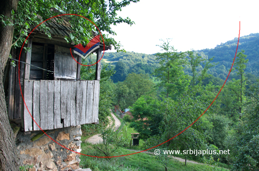 Ambar porodice Tarić, sa terasom i pogledom na put i zaseoke Sakara, Mali Zvornik
