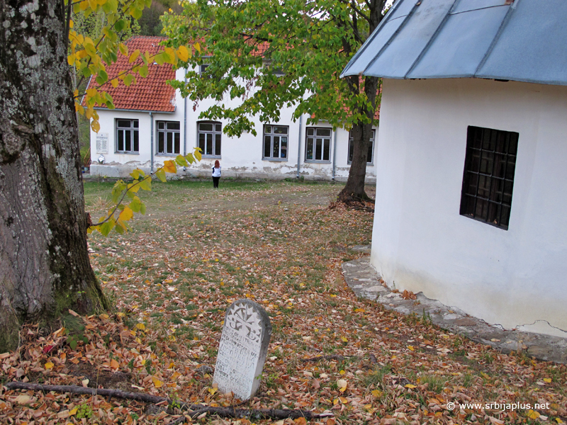 Selenačke crkva i osnovna škola dele isto dvorište, Ljubovija