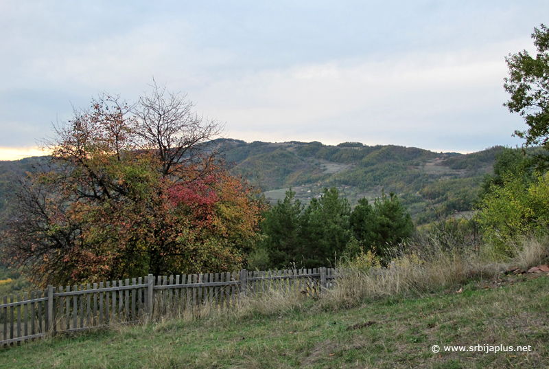 Pogled iz školskog dvorište na vrhove Bjelika, Selenac, Ljubovija