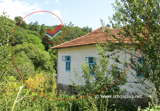 Kuća s plavim prozorima u Slivnici, Dimitrovgrad