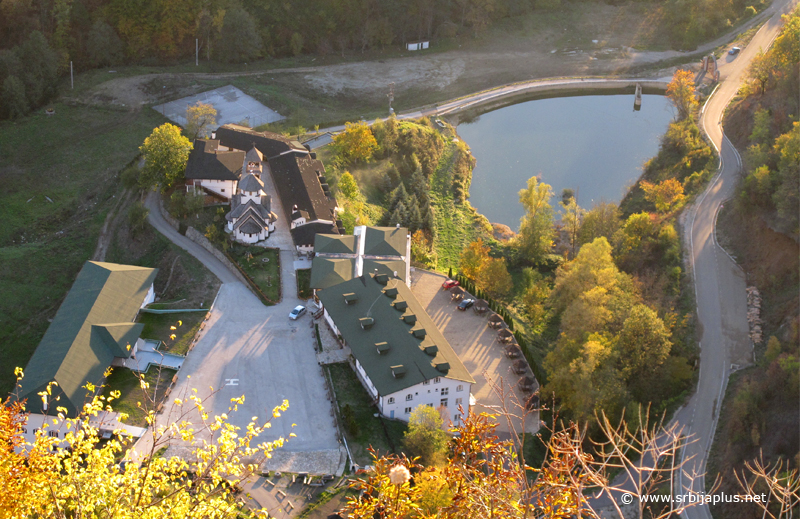 Pogled na manastir svetog Nikolaja sa Soko grada, Ljubovija