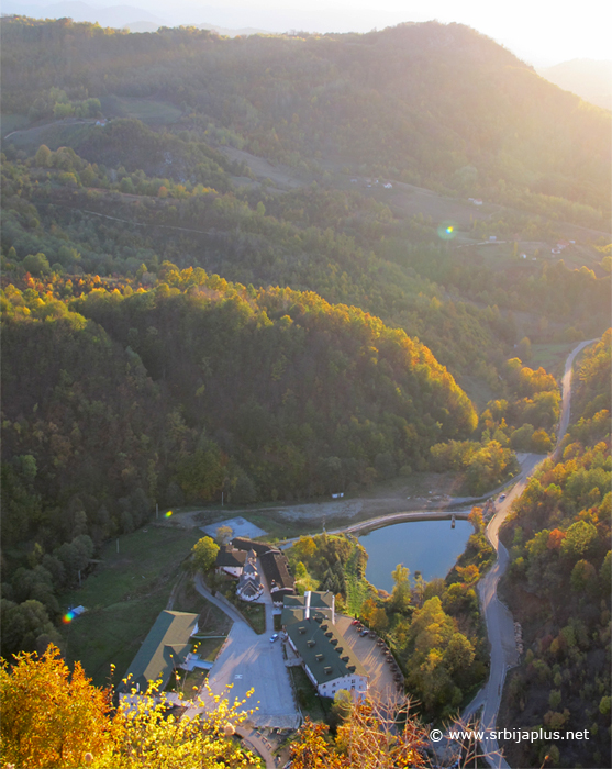 Pogled na manastir svetog Nikolaja sa Soko grada, Ljubovija