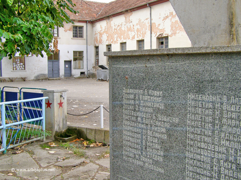 Štrbac, centar sela
