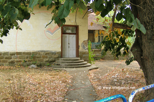 Štrbac, kuća u centru sela