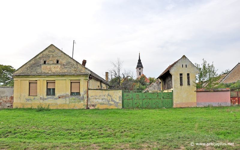 Tomaševac - tradicionalna banatska kuća i karakterističan banatski ambar