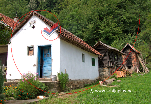 Primer lepog, tradicionalnog domaćinstva: kuća, koš i pušnica, Velika Reka, Mali Zvornik