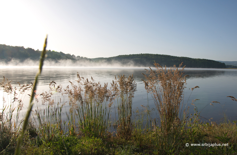 Vlasinsko jezero - jutarnja panorama jezera