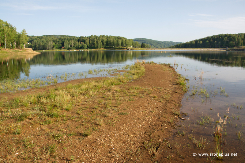 Vlasinsko jezero - letnji nivo jezera i pogled na branu
